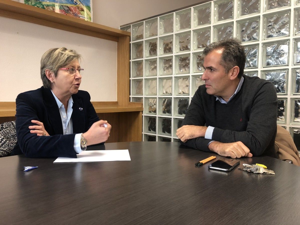 Rosa Quintana, conselleira do Mar, conversa con Rafa Domínguez, presidente local del PP