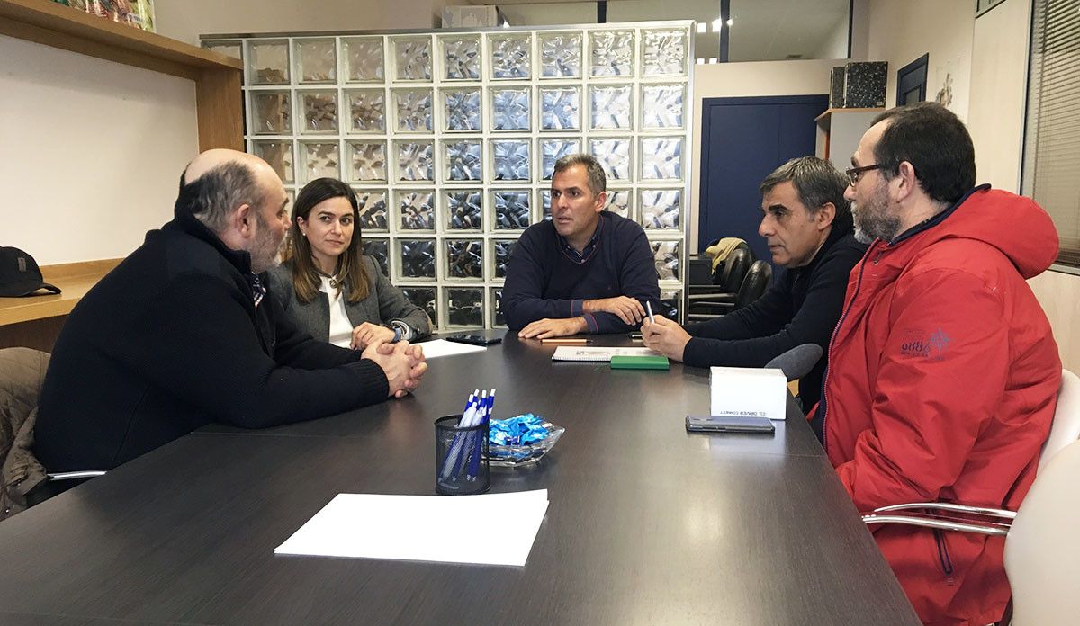 Reunión de Rafa Domínguez y Pepa Pardo con representantes de la Federación Gallega de Caza