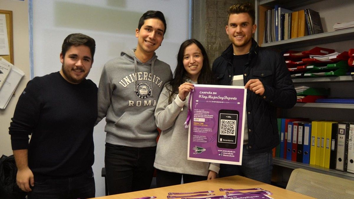 David Álvarez, Matías Zelarayán, Isabel Noya y Xoel Souto, muestran carteles y pulseras de la campaña