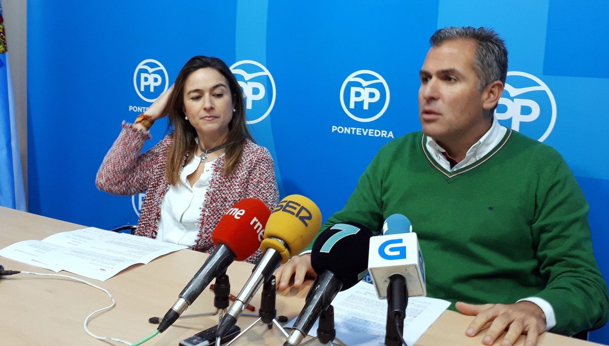 Pepa Pardo, jefa de campaña del PP local, con Rafa Domínguez, candidato