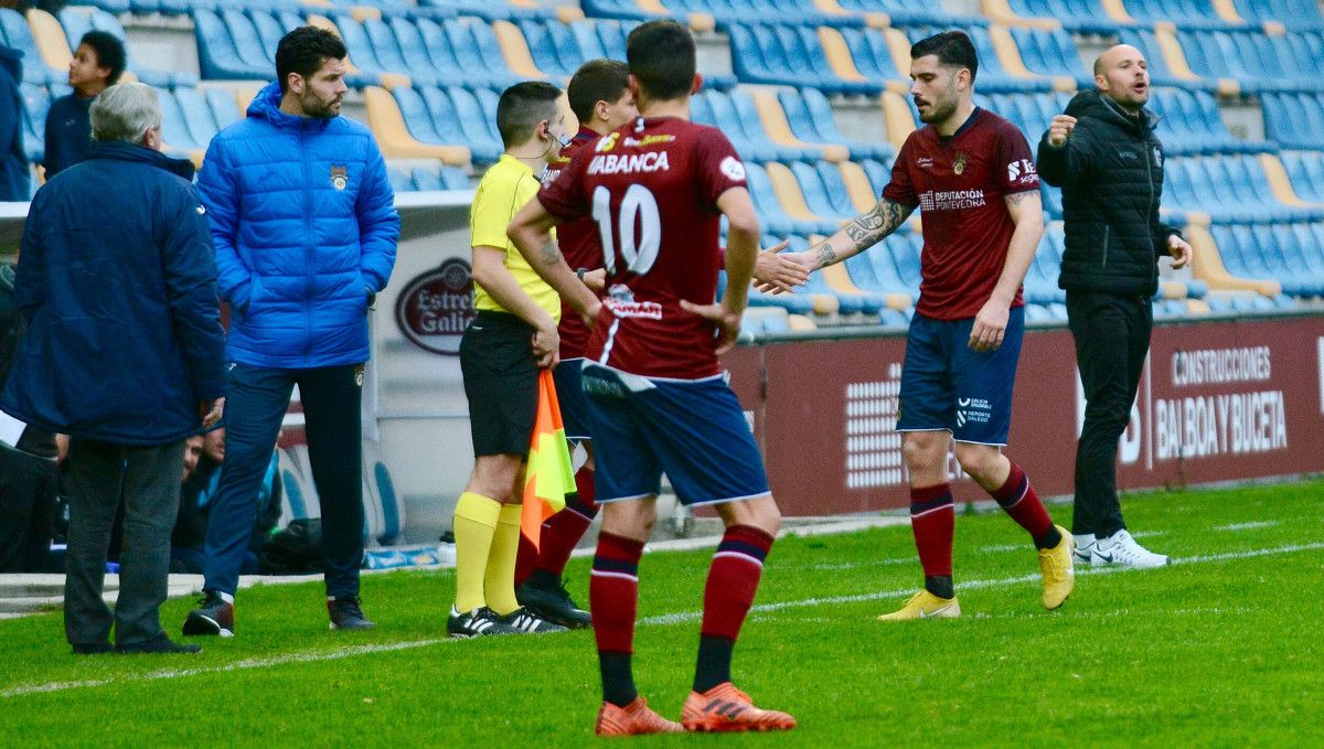 Álex Fernández en el momento de ser cambiado tras lesionarse contra el Cornellà