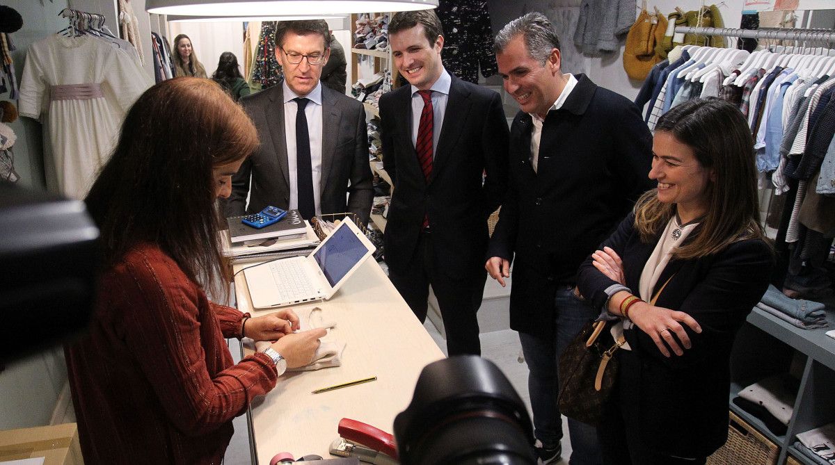 Pablo Casado pasa unha tarde de compras por Pontevedra