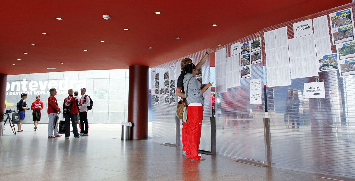 Deportistas en la oficina del Mundial en el Pazo da Cultura