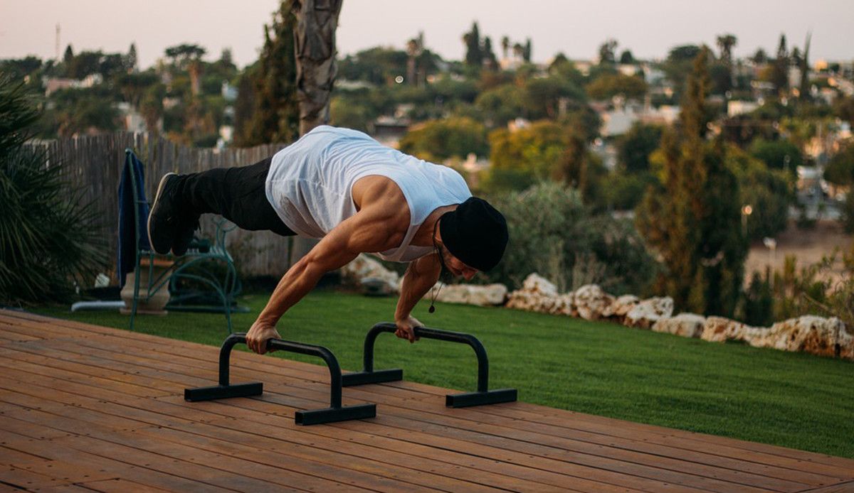 Una persona practicando 'street workout'