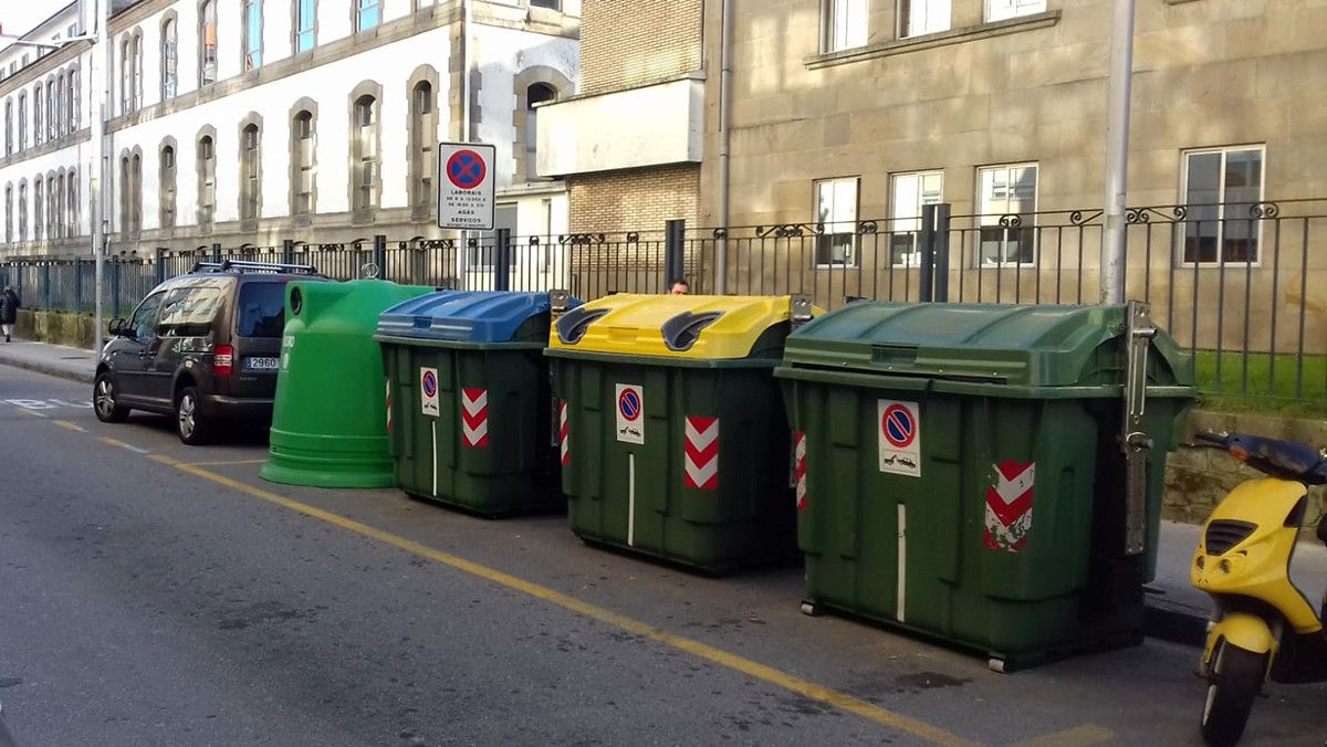 Contenedores de basura en la calle Cobián Areal