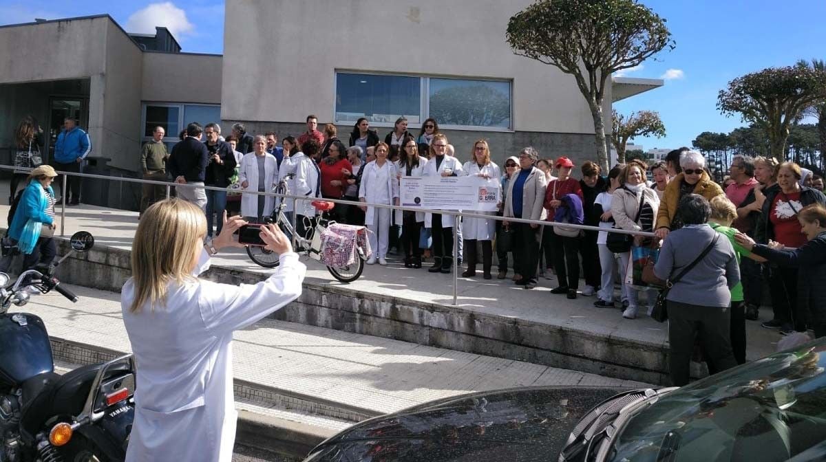 Una concentración protesta ante el centro de salud de Baltar