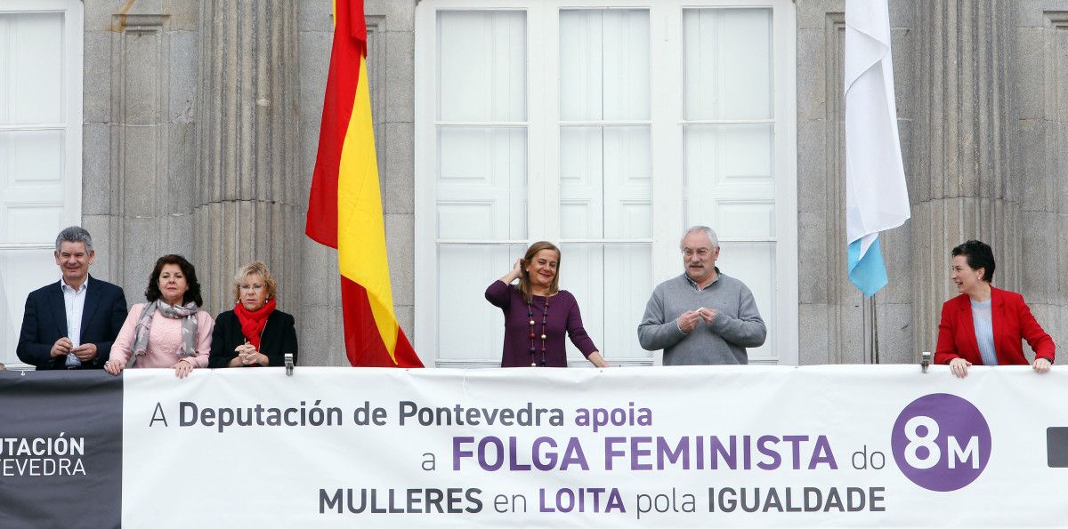 Despliegue de la pancarta en la Deputación con motivo del 8M