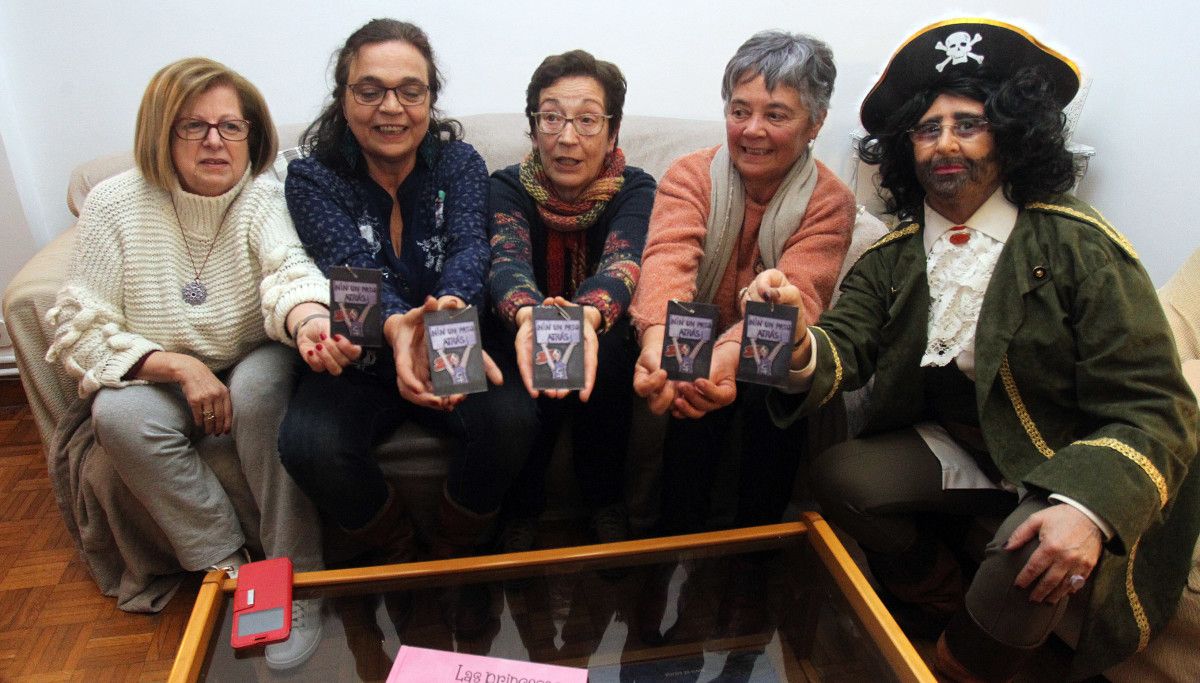 Maca, Rosa, Malu, Concha e Pilar, feministas integrantes da Asemblea de Mulleres de Pontevedra desde os anos 70