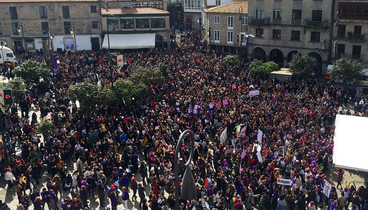 Concentración feminista na Praza da Ferrería polo 8M