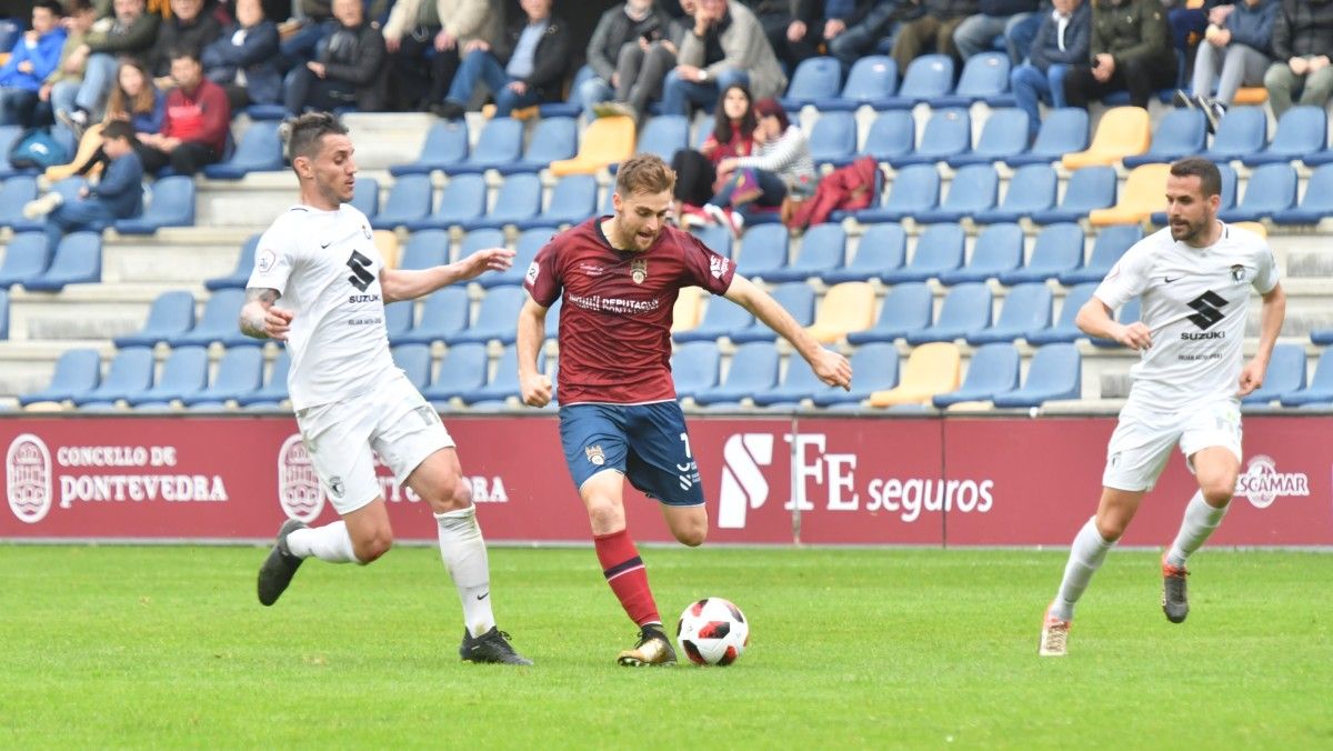 Adrián Cruz y Álex González en el partido entre Pontevedra y Burgos en Pasarón