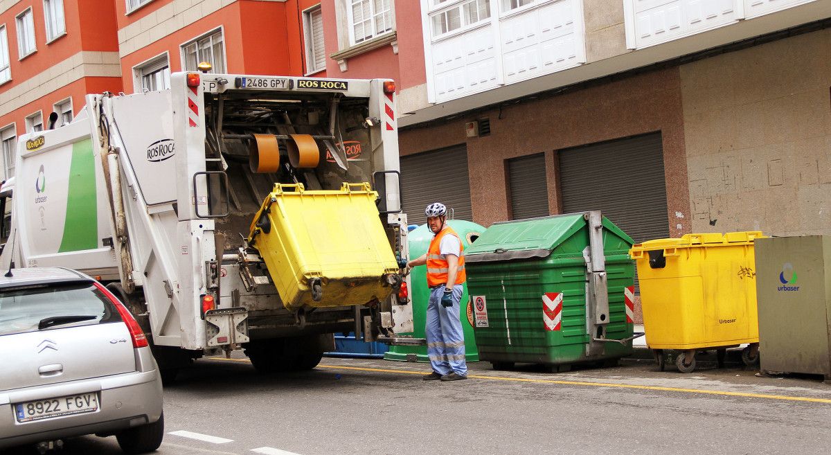 Recogida de contenedores en Marín (archivo)