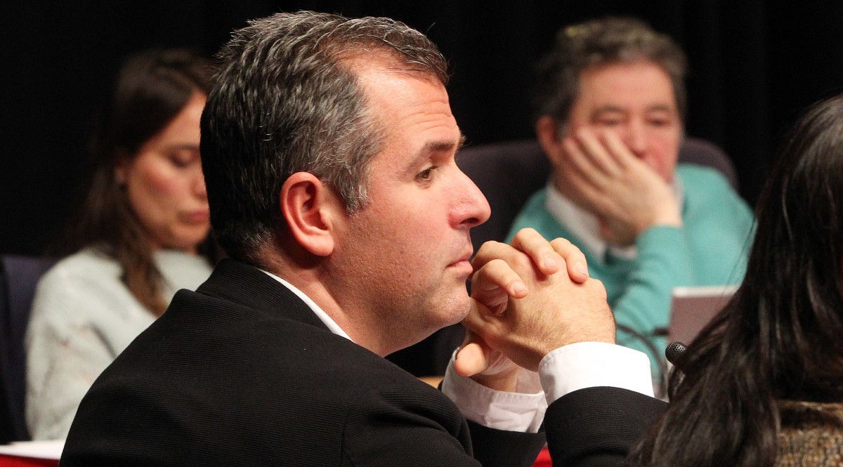 Rafa Domínguez con el alcalde Fernández Lores al fondo, durante el pleno