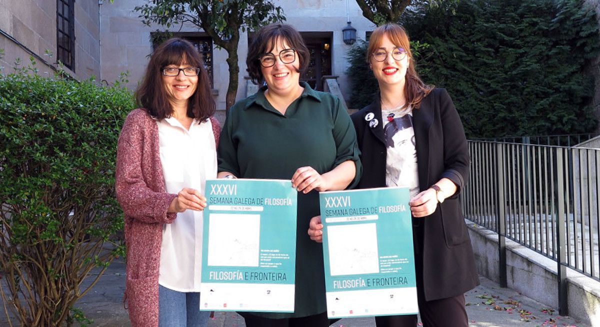 Las representantes del Aula Castelao de Filosofía con la programación