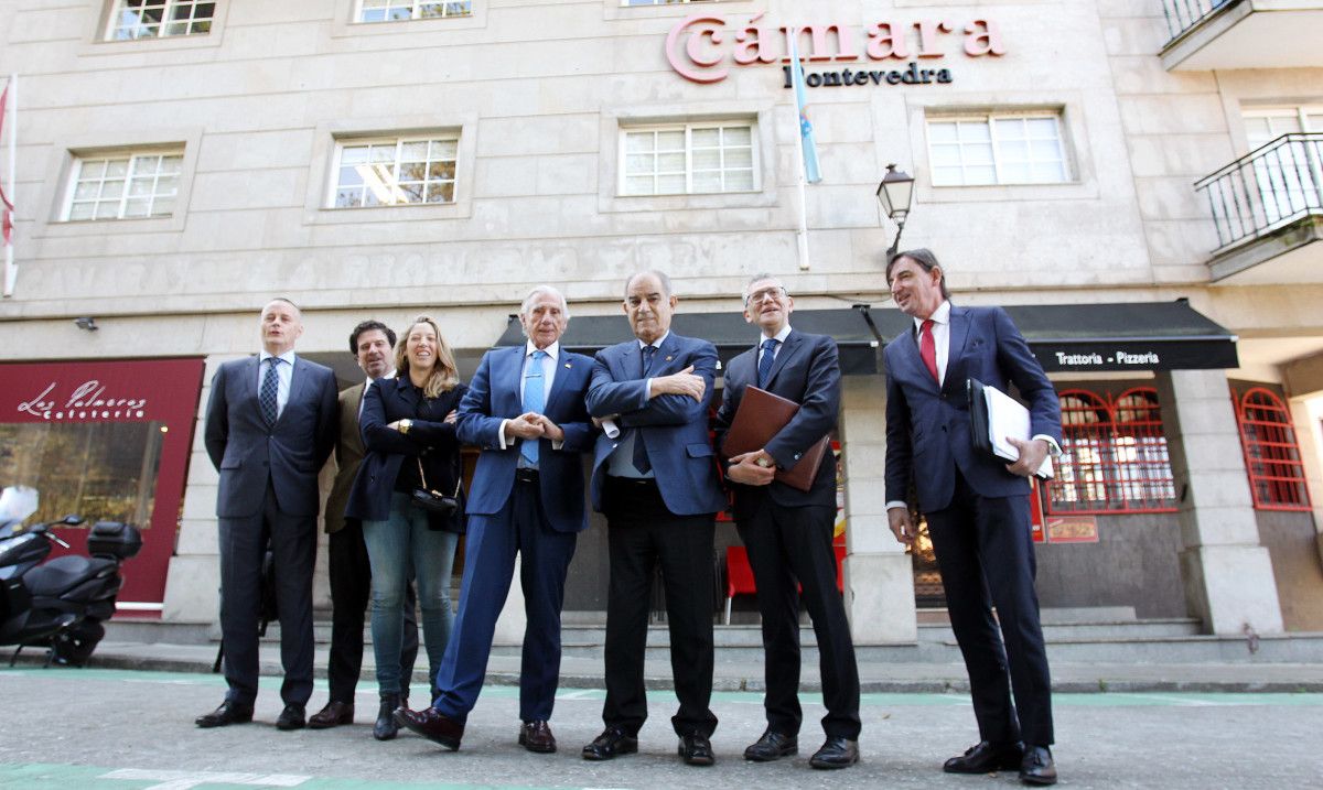 Representantes de la Cámara de Comercio ante la sede de Pontevedra