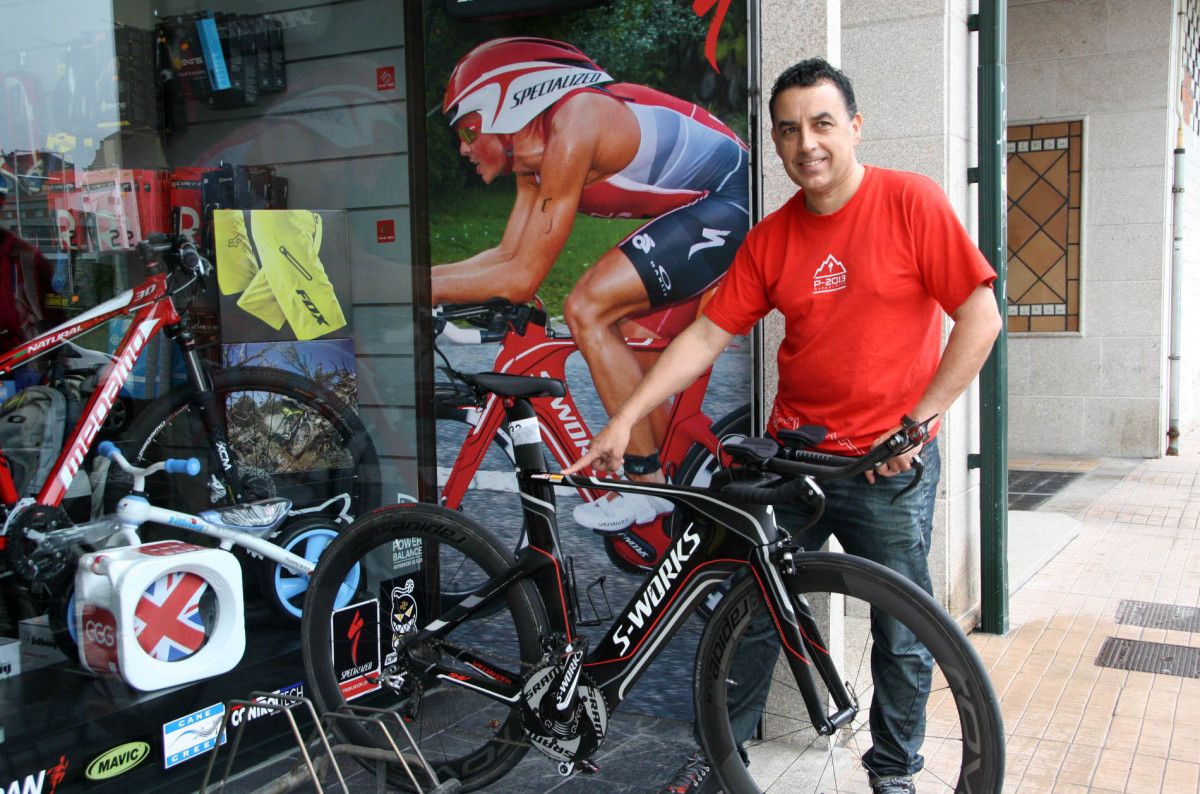 Nacho Cons posa con la bicicleta de Javier Gómez Noya