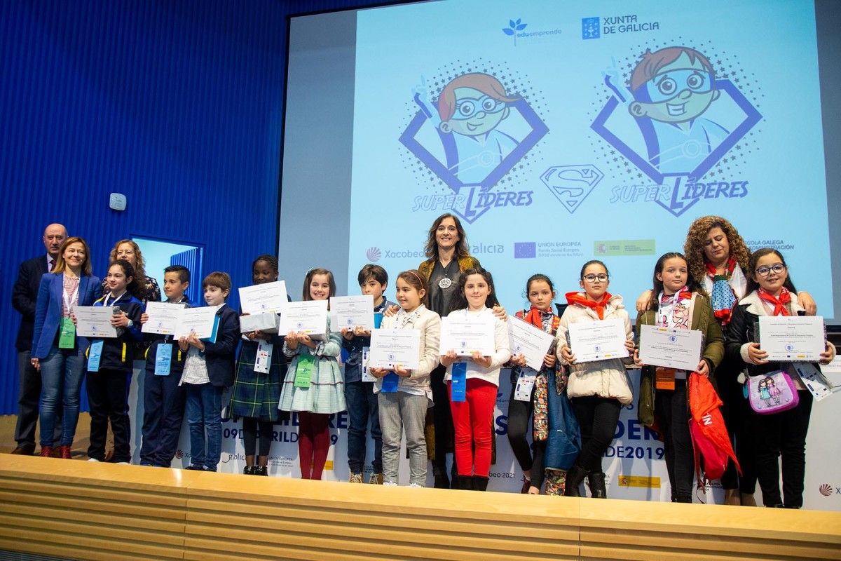 Final del certamen de Superlíderes. Las alumnas de Ponte Sampaio Aroa García y Andrea Fraguas, en el centro, con la conselleira de Educación