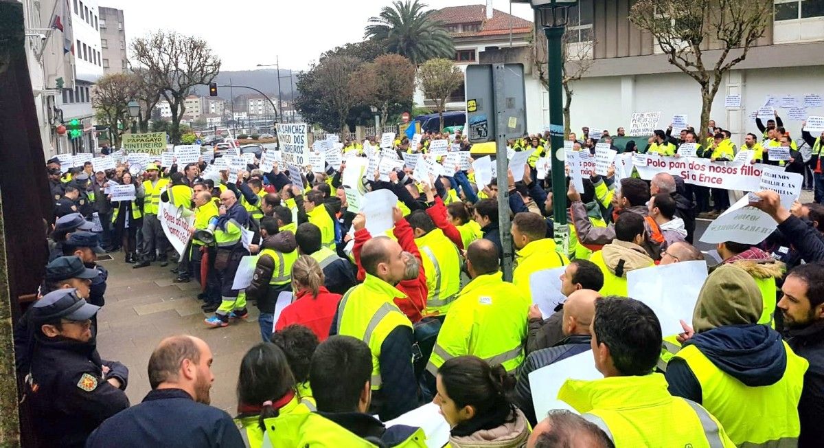 Personal de Ence ante el Parlamento de Galicia