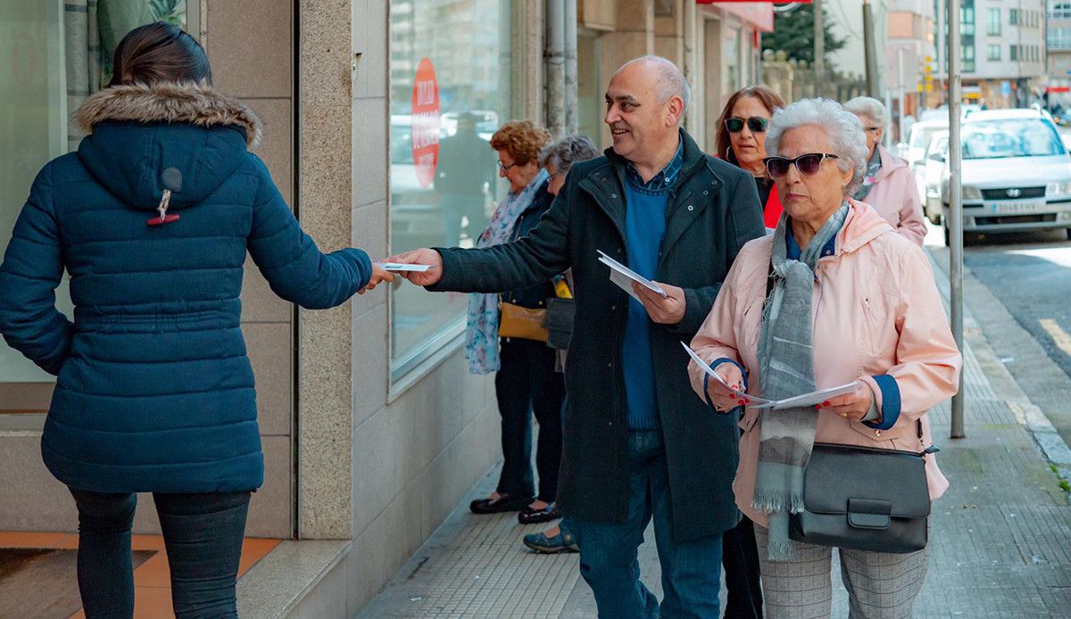 Reparto de propaganda electoral del PSOE en Pontevedra