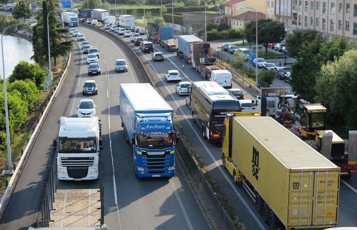 Protesta de los transportistas vinculados a Ence en la circunvalación de la autopista