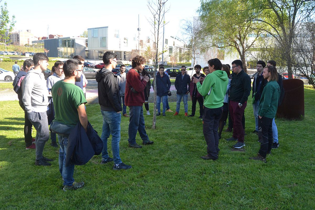 Coloquio sobre podas llevado a cabo en el exterior de la escuela de Ingeniería Forestal