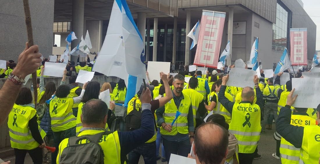 Protesta de los trabajadores de ENCE ante el Museo del Mar de Vigo durante un mitin Pedro Sánchez