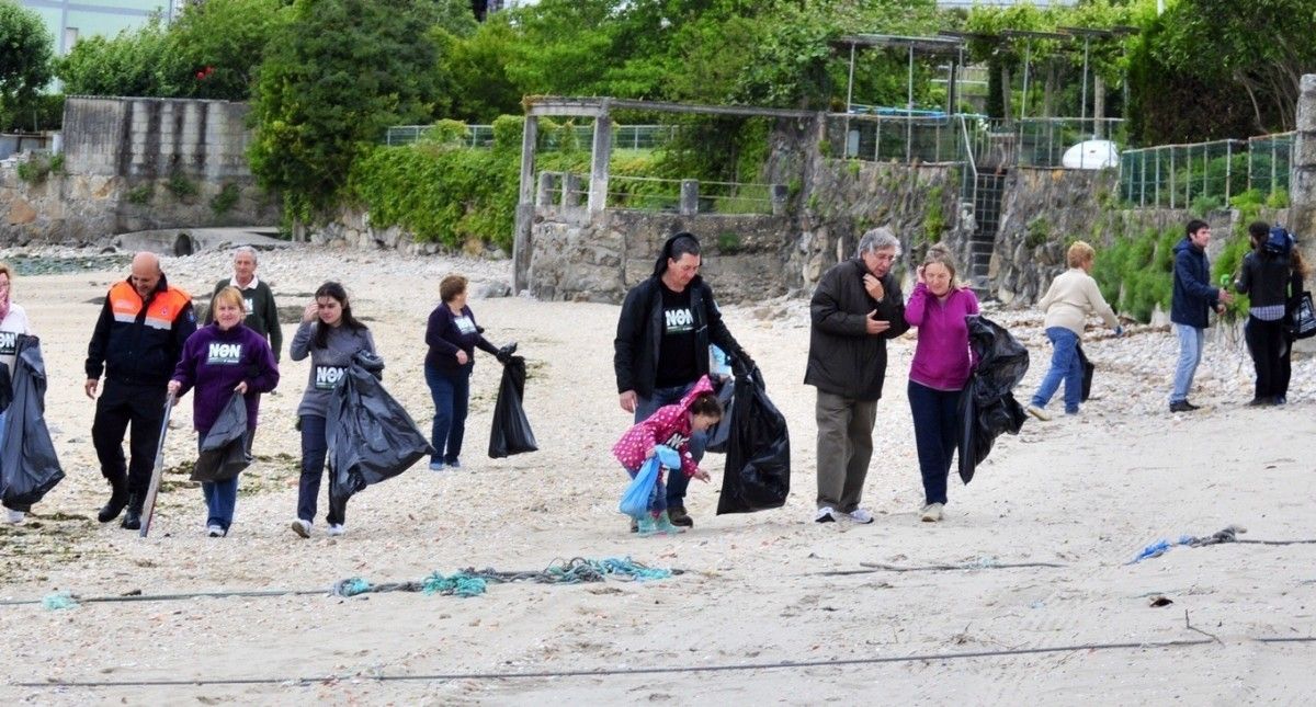 Jornada reivindicativa de limpieza de la plataforma Non á Depuradora en Samieira en la playa de Laño