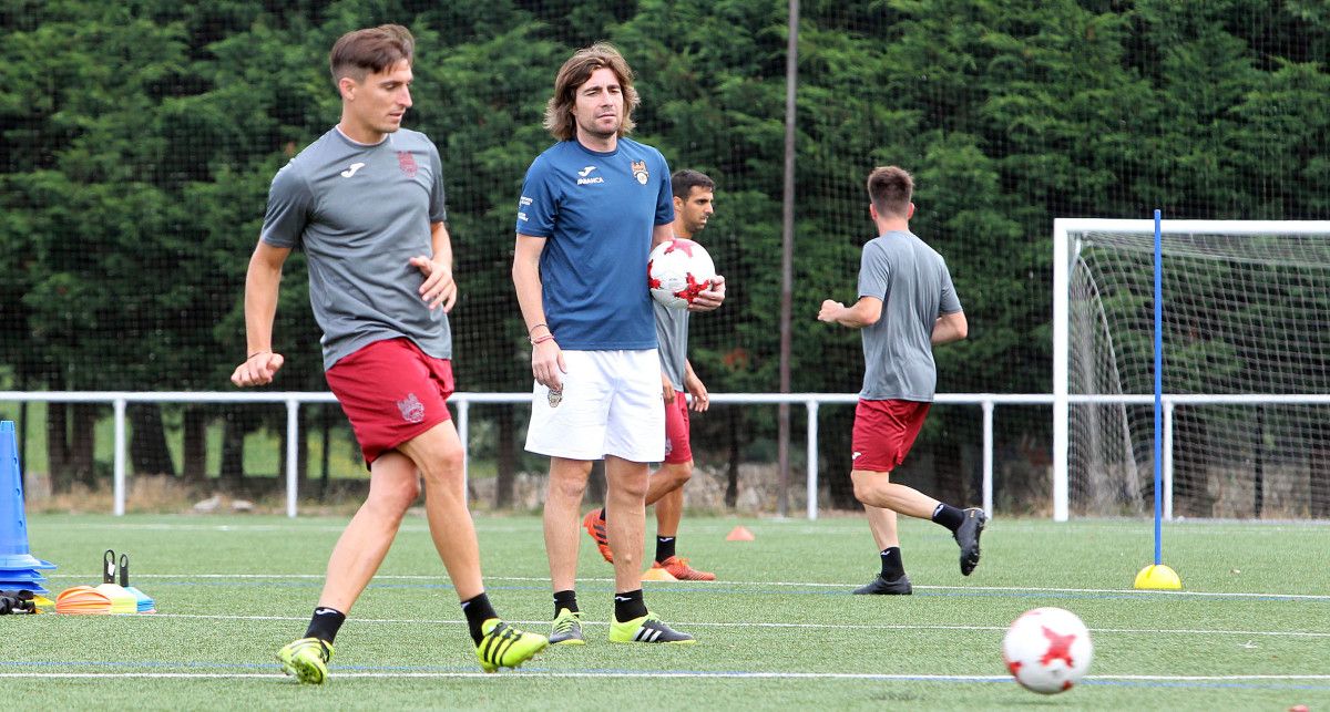 Luismi dirige un entrenamiento del Pontevedra en A Xunqueira