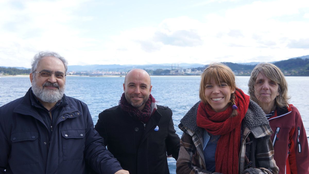 Visita de representantes de En Marea, con Luís Villares e Iris Malvido, a la ría de Pontevedra