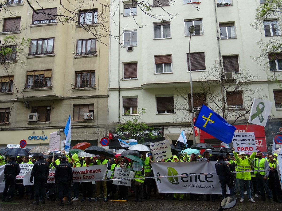 Acto de protesta ante la sede del PSOE en Madrid del personal del Grupo Ence