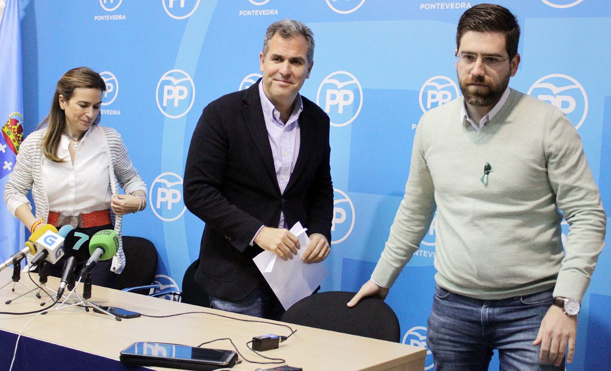 Pepa Pardo, Rafa Domínguez y Pablo Fernández, en la sede del PP