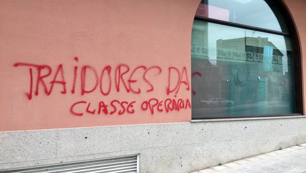 Pintada en la sede del PSOE en Pontevedra