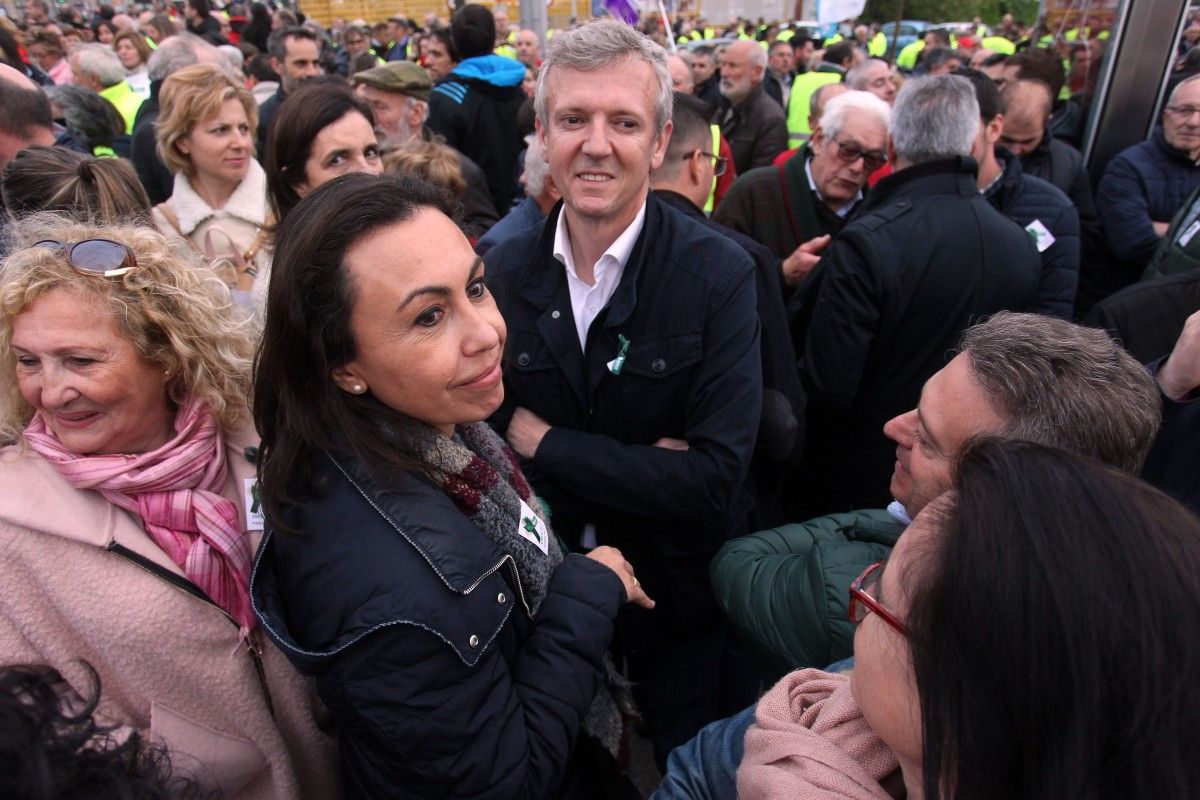 Alfonso Rueda, presidente provincial del PP, con la alcaldesa de Marín, María Ramallo, en la manifestación de apoyo a Ence