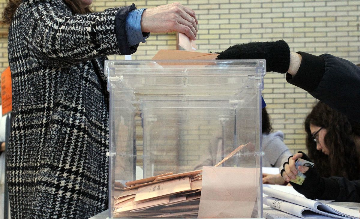 Pontevedreses votando en las elecciones generales del 28A