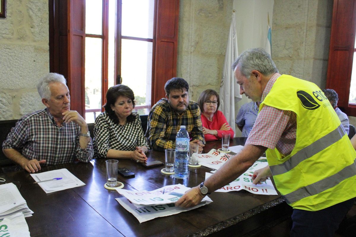 Trabajadores de ENCE en el pleno del Concello de Poio