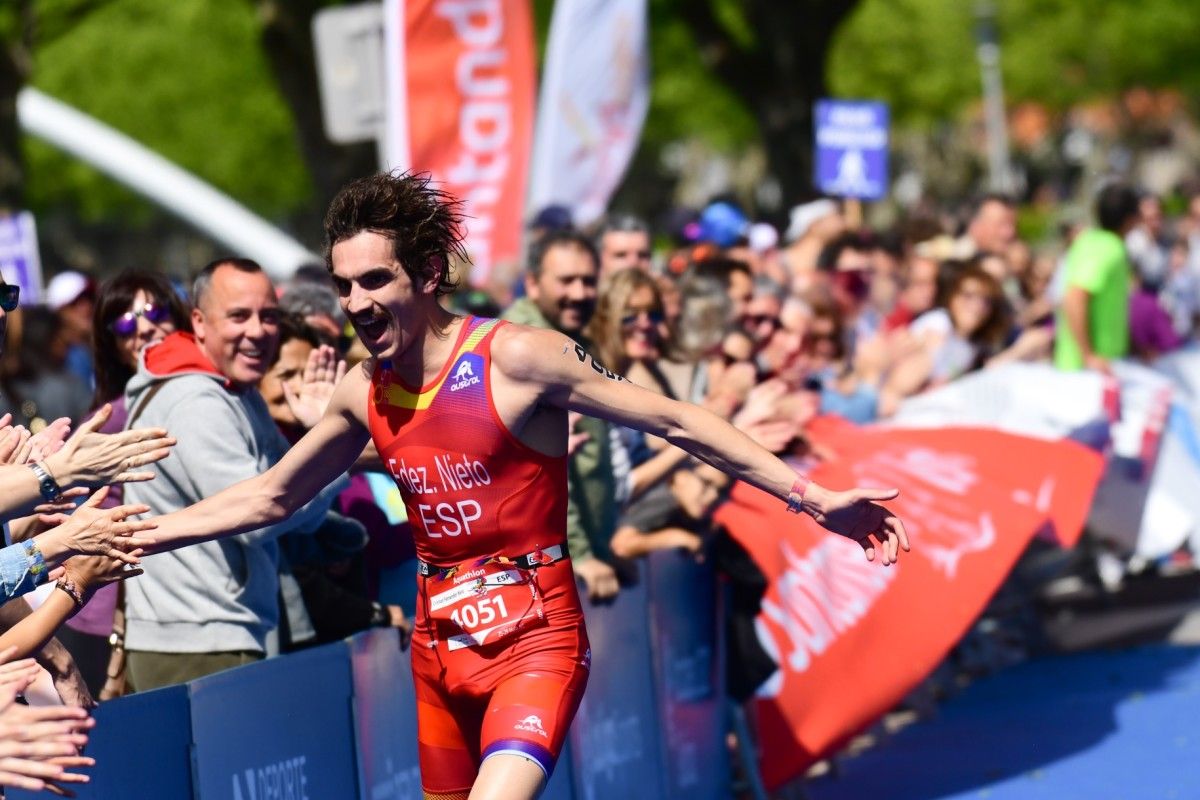 Cristian Fernández, tras vencer en los grupos de edad del Campeonato del Mundo de Acuatlón en Pontevedra