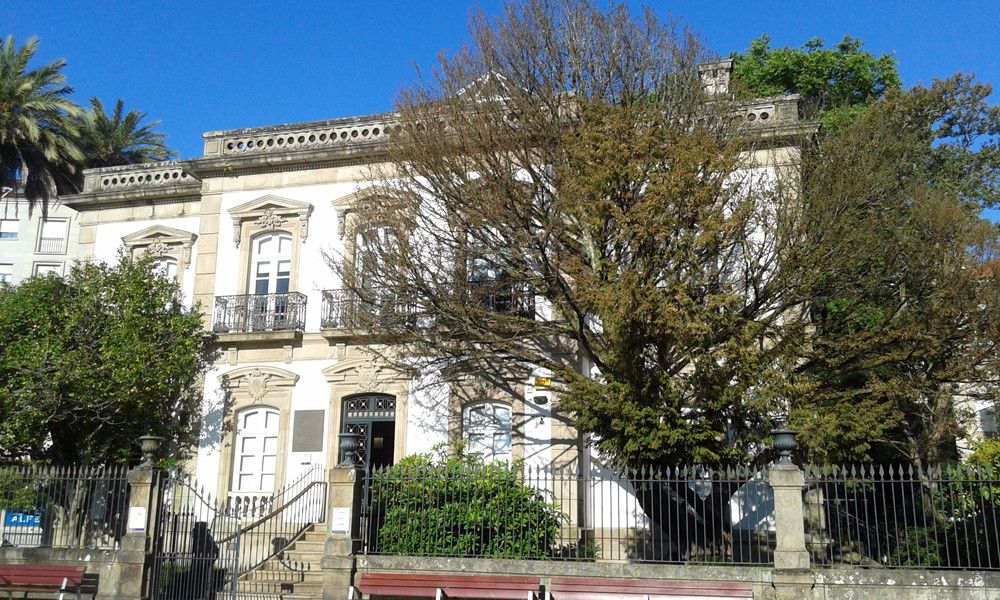 Fachada principal del palacete de las Mendoza