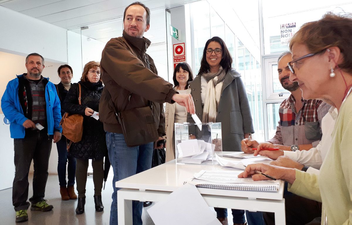 Votación en el Centro de Salud de A Parda de profesionales de los PACs