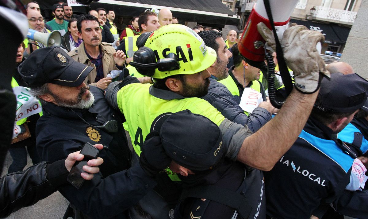 Trabajadores de ENCE se concentran ante el mitin del BNG