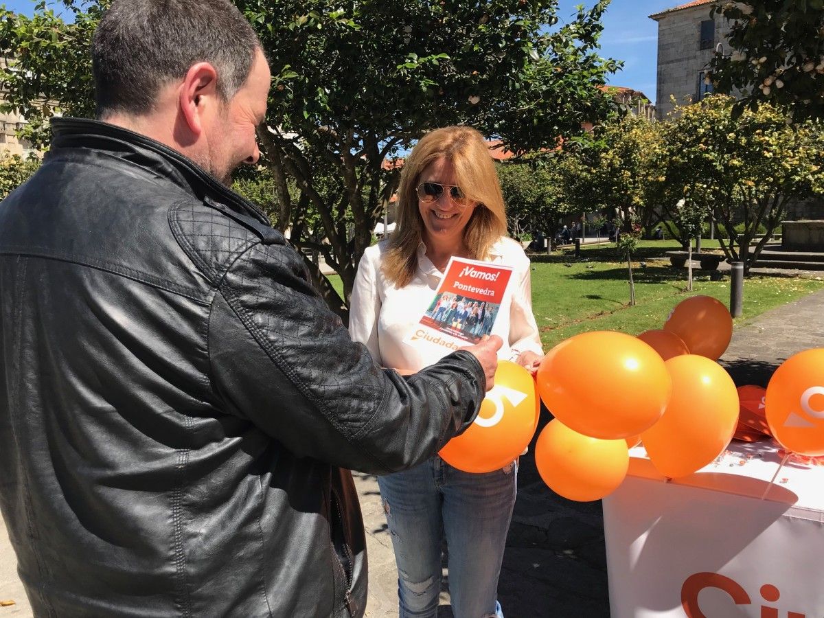 María Rey en la mesa informativa de Ciudadanos Pontevedra