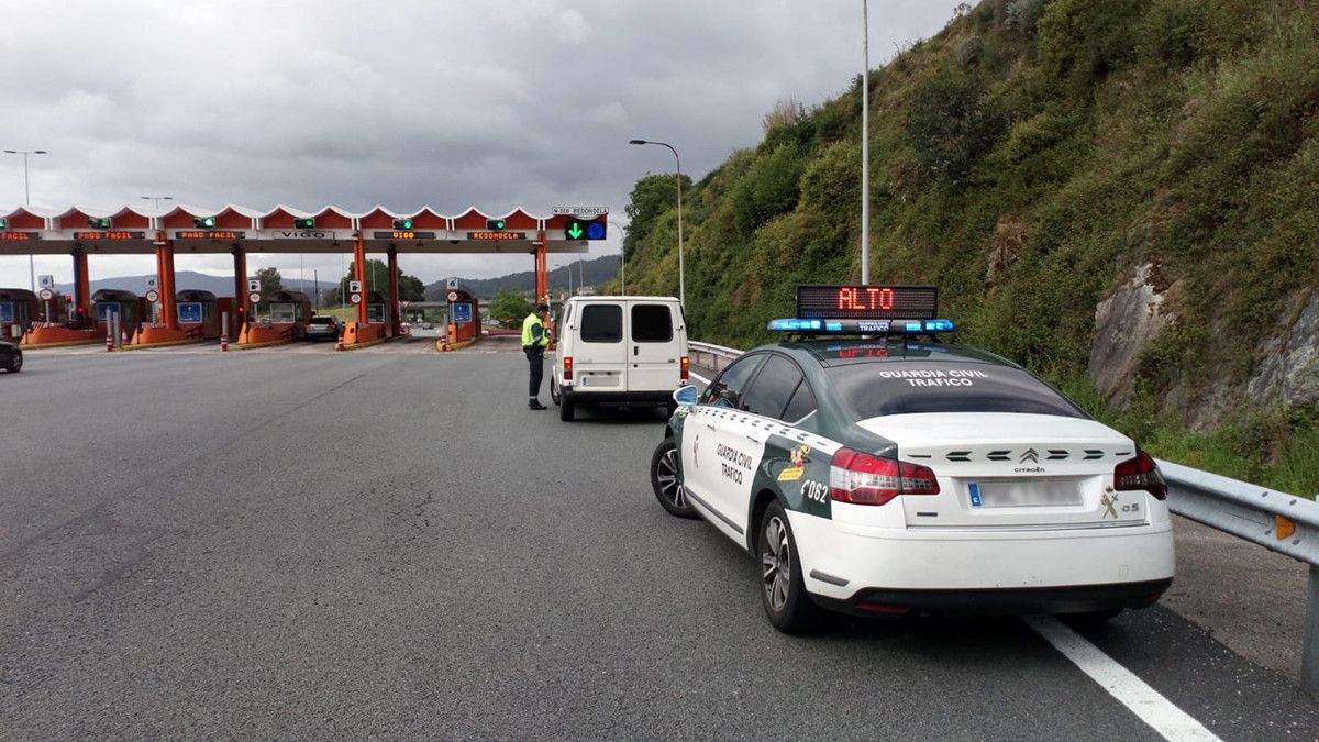 Garda Civil de Tráfico en el peaje de la AP-9 en Vilaboa