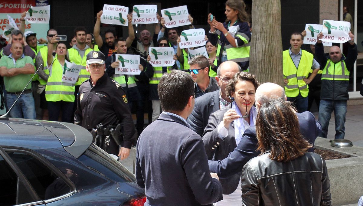 Los trabajadores de Ence se concentraron a las puertas de la comida-mitin del PSOE y se reunieron con la ministra de Trabajo