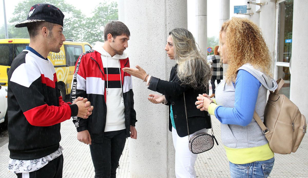 Las madres de los tres jóvenes, con parte de la familia, a las puertas de los juzgados antes del juicio