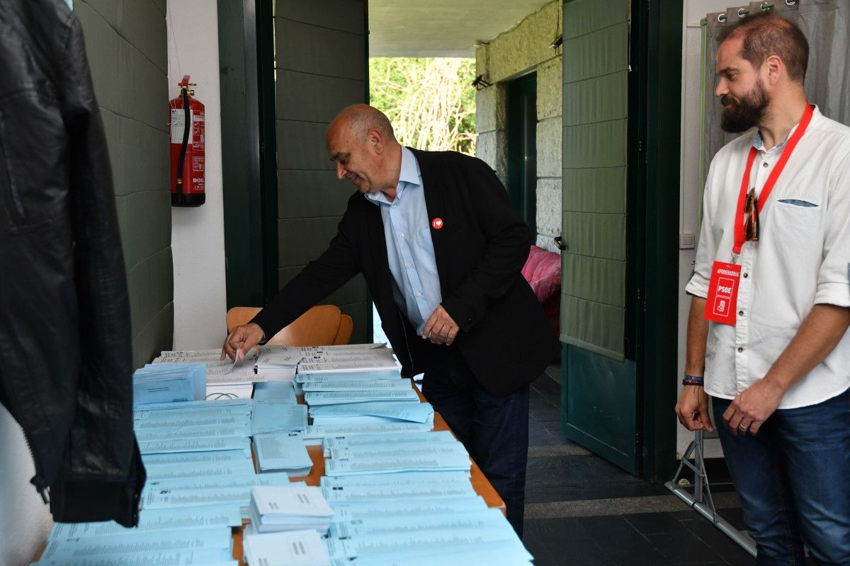 Tino Fernández votando en las elecciones municipales del 26M