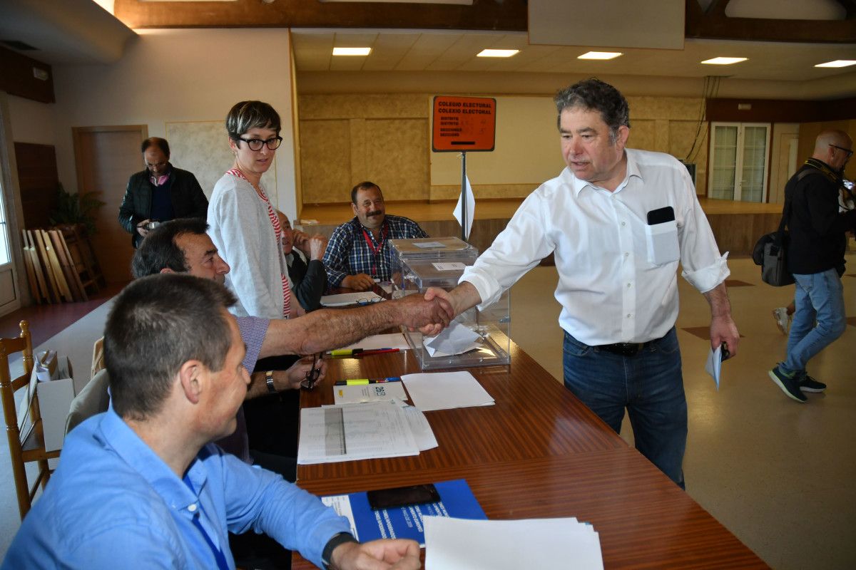 Miguel Anxo Fernández Lores votando en las elecciones municipales del 26M