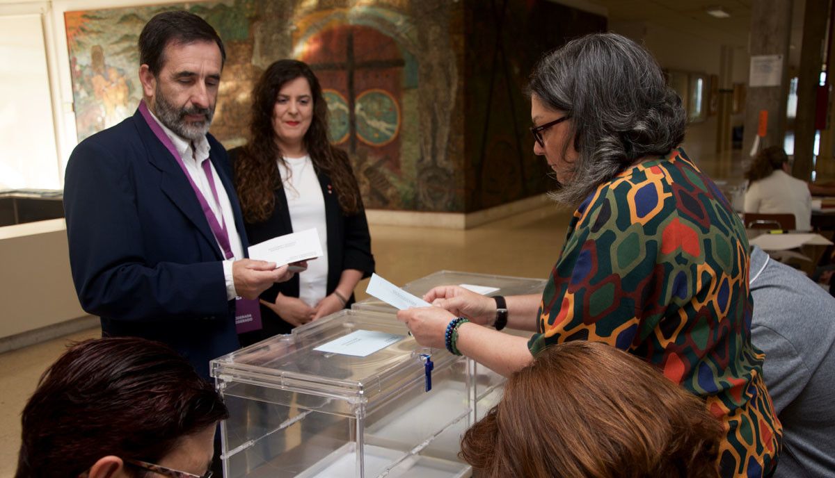 José Ramón Otero votando en las elecciones municipales del 26M