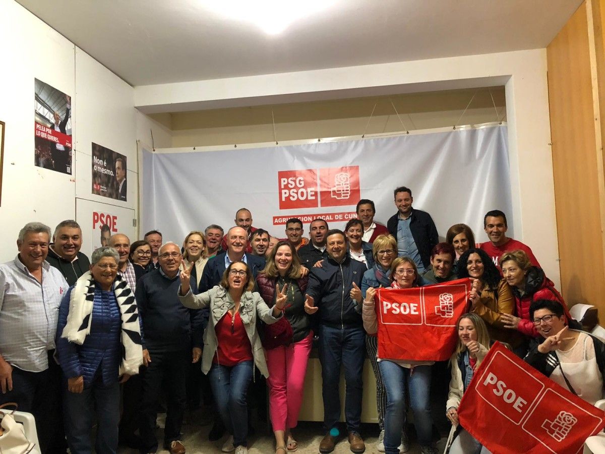 La candidatura de Manuel Campos, del PSOE, celebra los resultados electorales