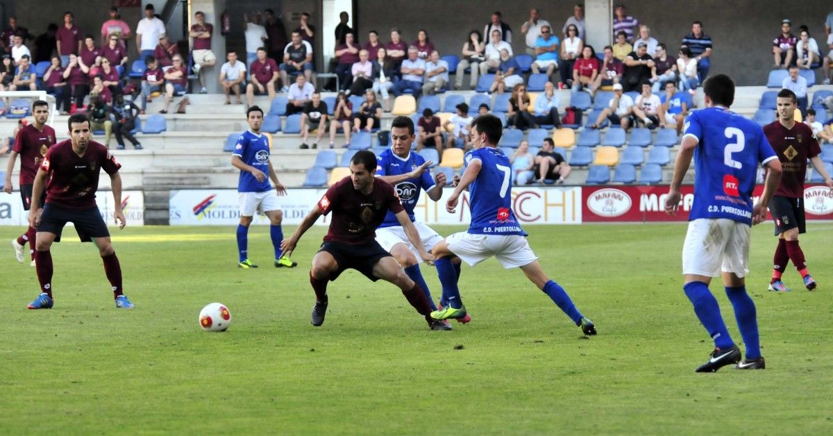 Fran Fandiño rodeado de contrarios en una jugada del Pontevedra-Puertollano