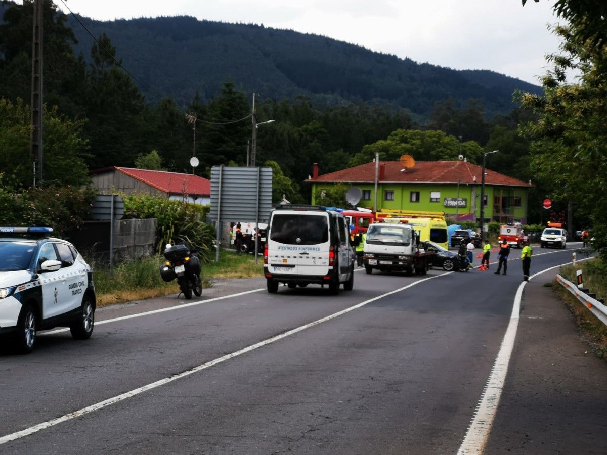 Grave accidente con tres persoas feridas e dous coches implicados na Anllada, en Cuntis	