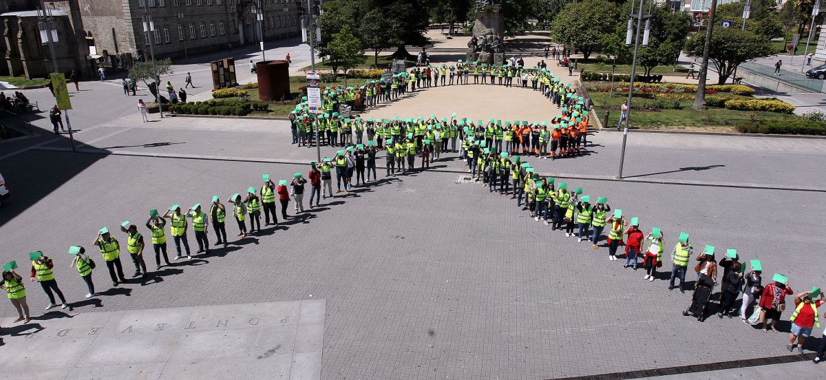 Acto reivindicativo del personal de Ence en la plaza de España