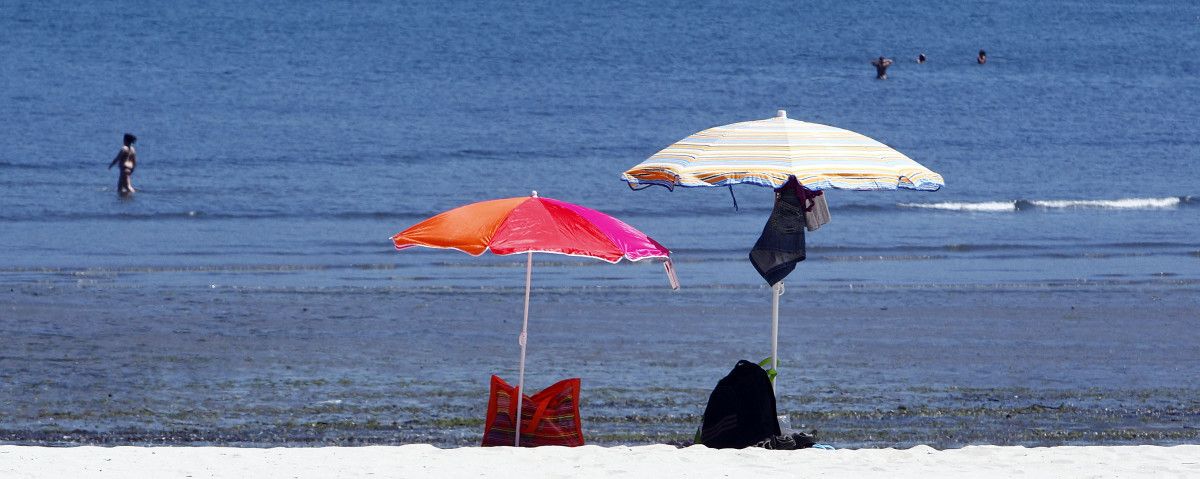 Sombrillas clavadas en la arena en una playa pontevedresa